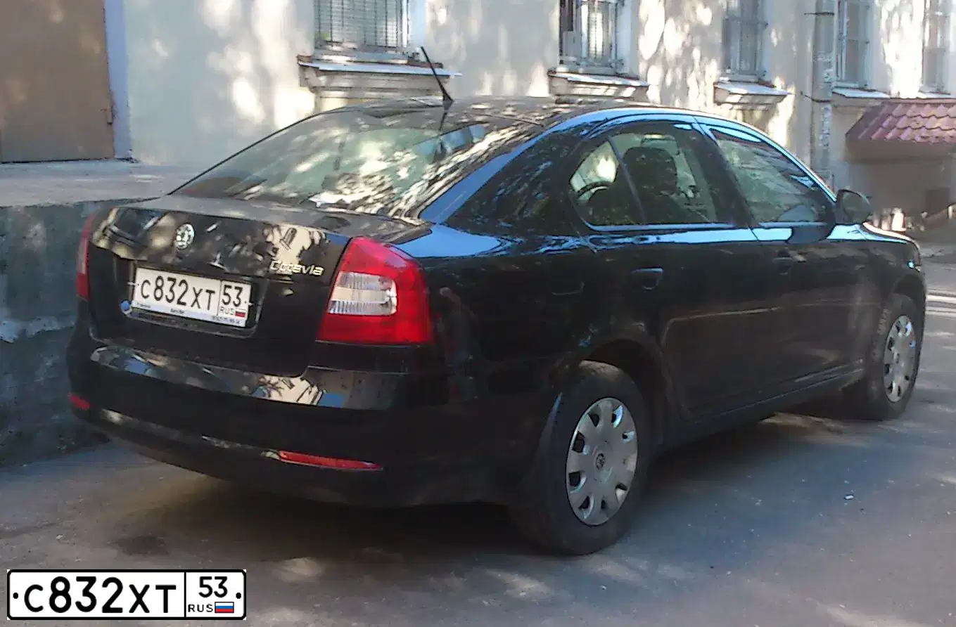 Фото автомобиля SKODA OCTAVIA, 2013 — госномер С832ХТ53. Цвет: ЧЕРНЫЙ