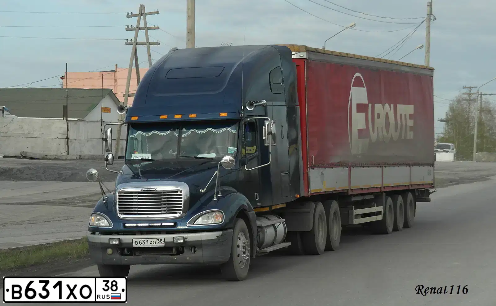 Фото автомобиля FREIGHTLINER COLUMBIA, 2002 — госномер Х774АМ138. Цвет: СИНИЙ