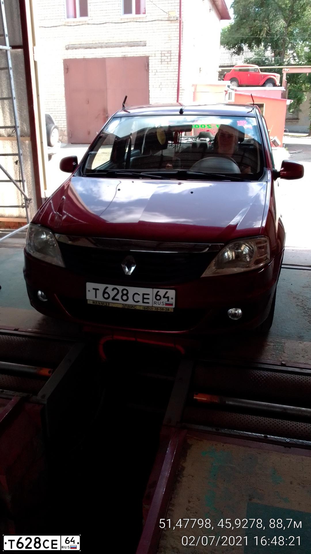 Фото автомобиля RENAULT LOGAN, 2010 — госномер Х428КМ64. Цвет: Красный