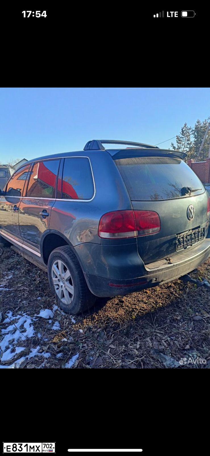 Фото автомобиля VOLKSWAGEN TOUAREG, 2006 — госномер Е831МХ702. Цвет: ЧЕРНЫЙ