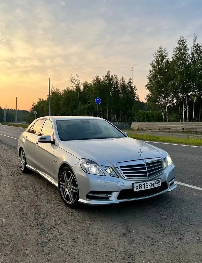 Фото автомобиля MERCEDES E-KLASSE, 2012 — госномер Х815КМ750. Цвет: СЕРЫЙ