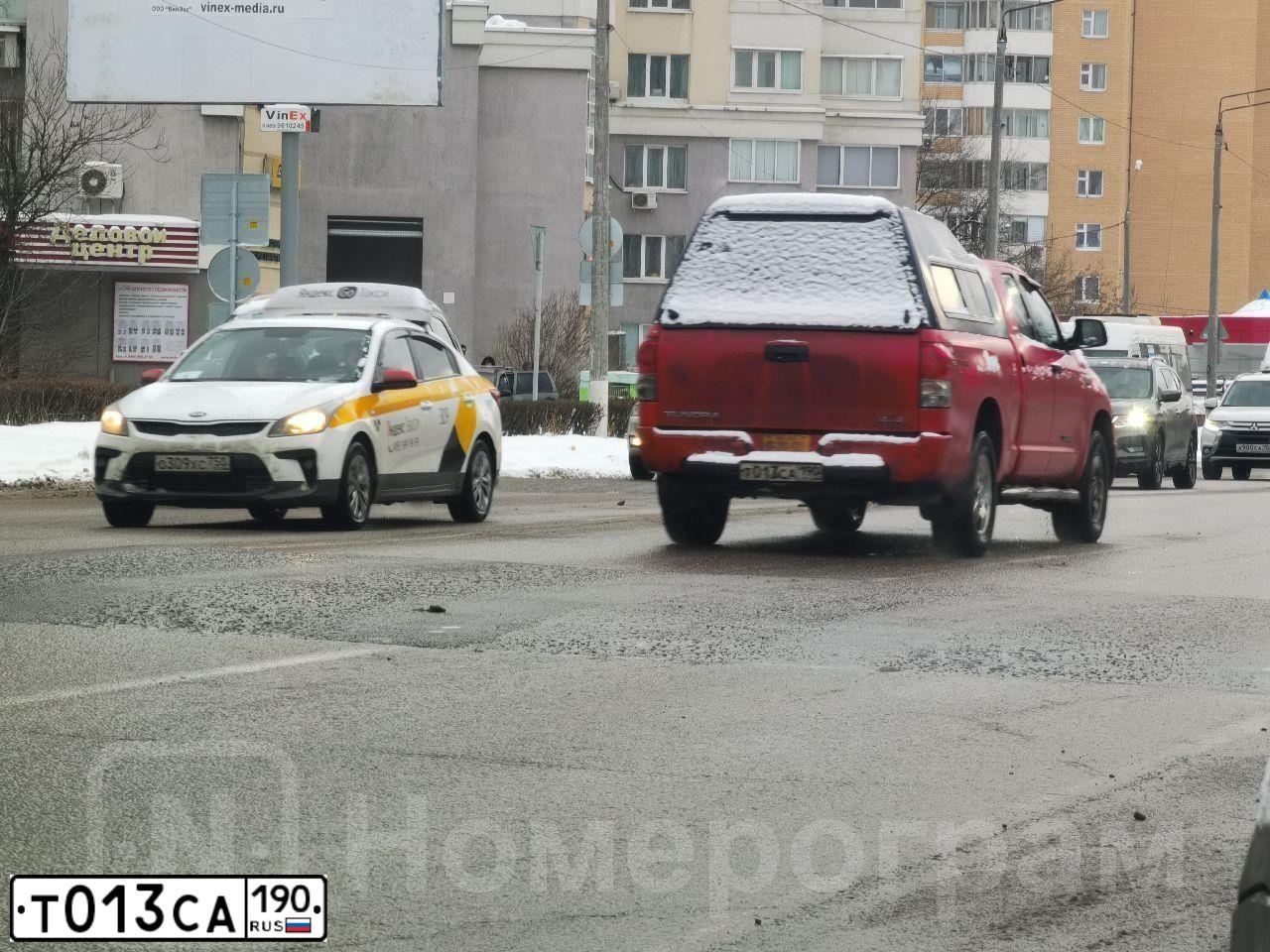 Фото автомобиля TOYOTA TUNDRA, 2007 — госномер А003АМ250. Цвет: КРАСНЫЙ