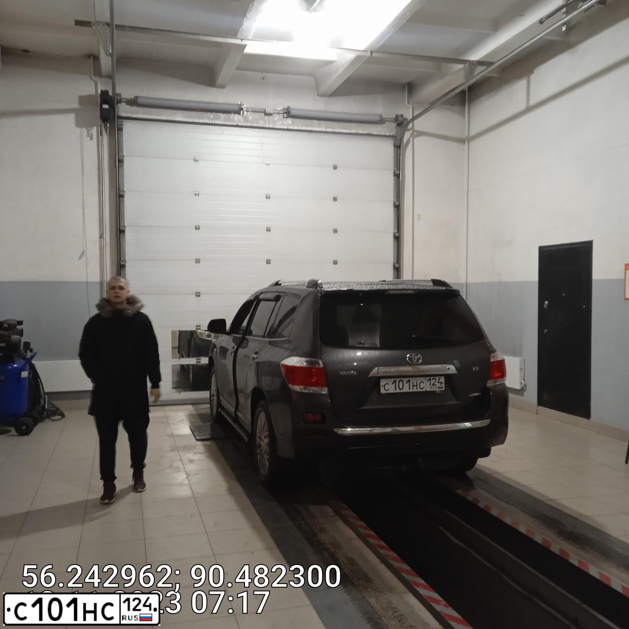 Фото автомобиля TOYOTA CAMRY, 2011 — госномер А552СЕ124. Цвет: СЕРЕБРИСТЫЙ МЕТАЛЛИК