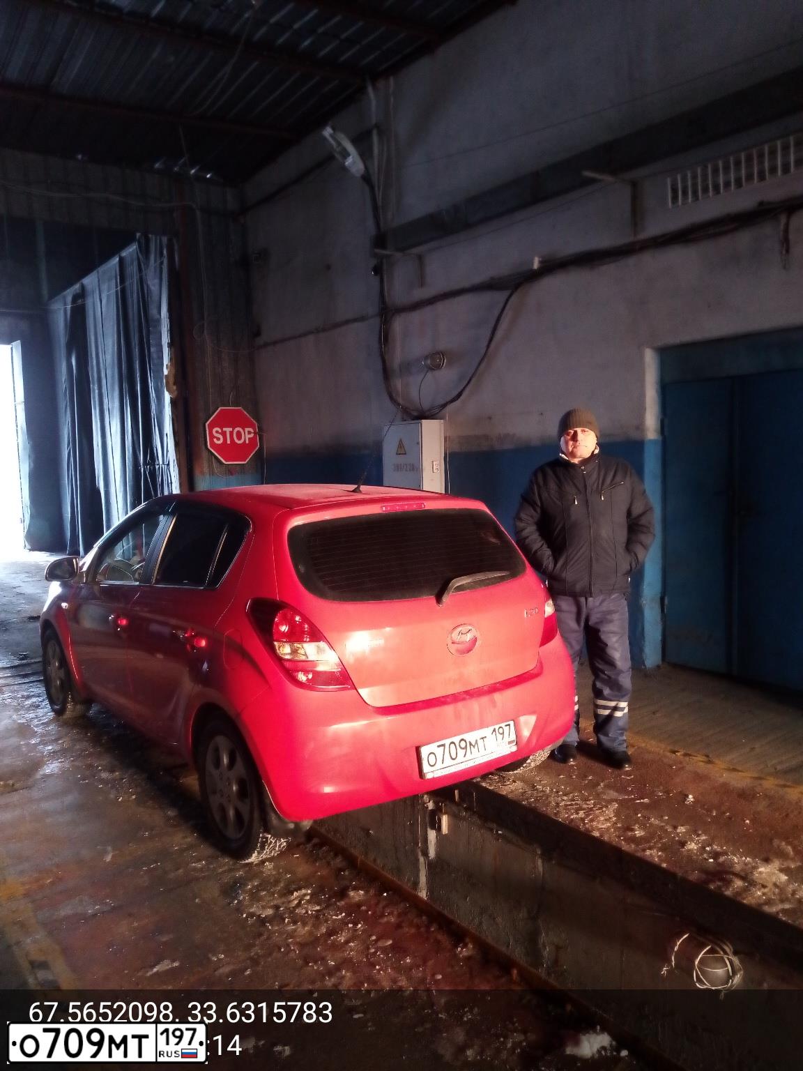 Фото автомобиля HYUNDAI I20, 2010 — госномер А241ХН51. Цвет: Красный