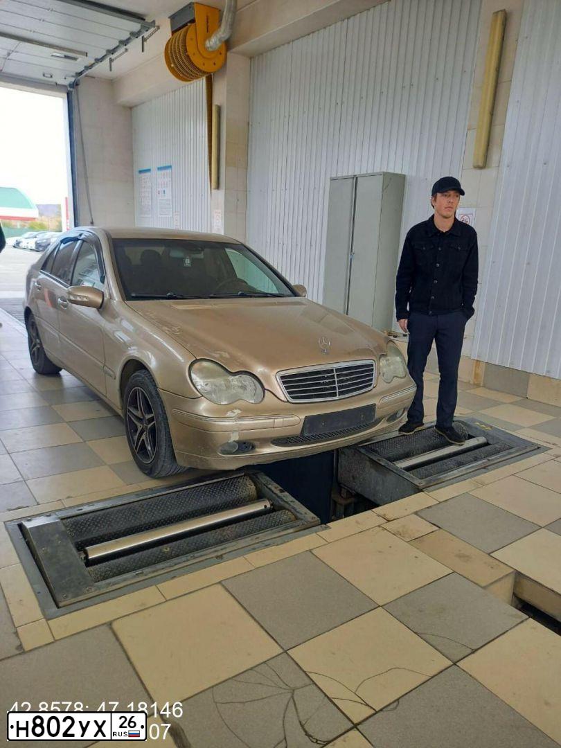 Фото автомобиля MERCEDES C-KLASSE, 2000 — госномер Н802УХ26. Цвет: КОРИЧНЕВЫЙ (БЕЖЕВЫЙ)