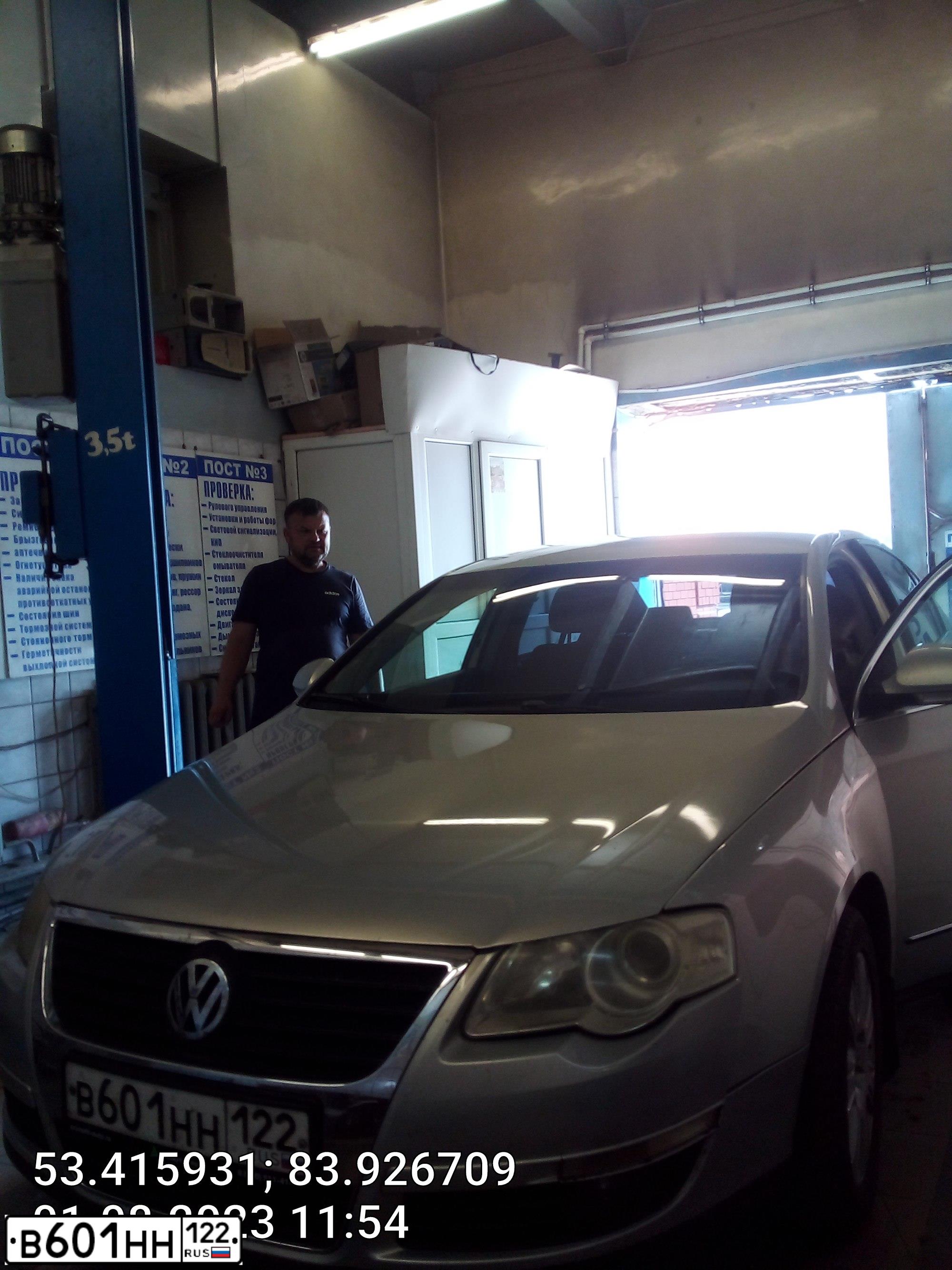 Фото автомобиля VOLKSWAGEN PASSAT, 2010 — госномер С778ТМ70. Цвет: Серебристо-Желтый
