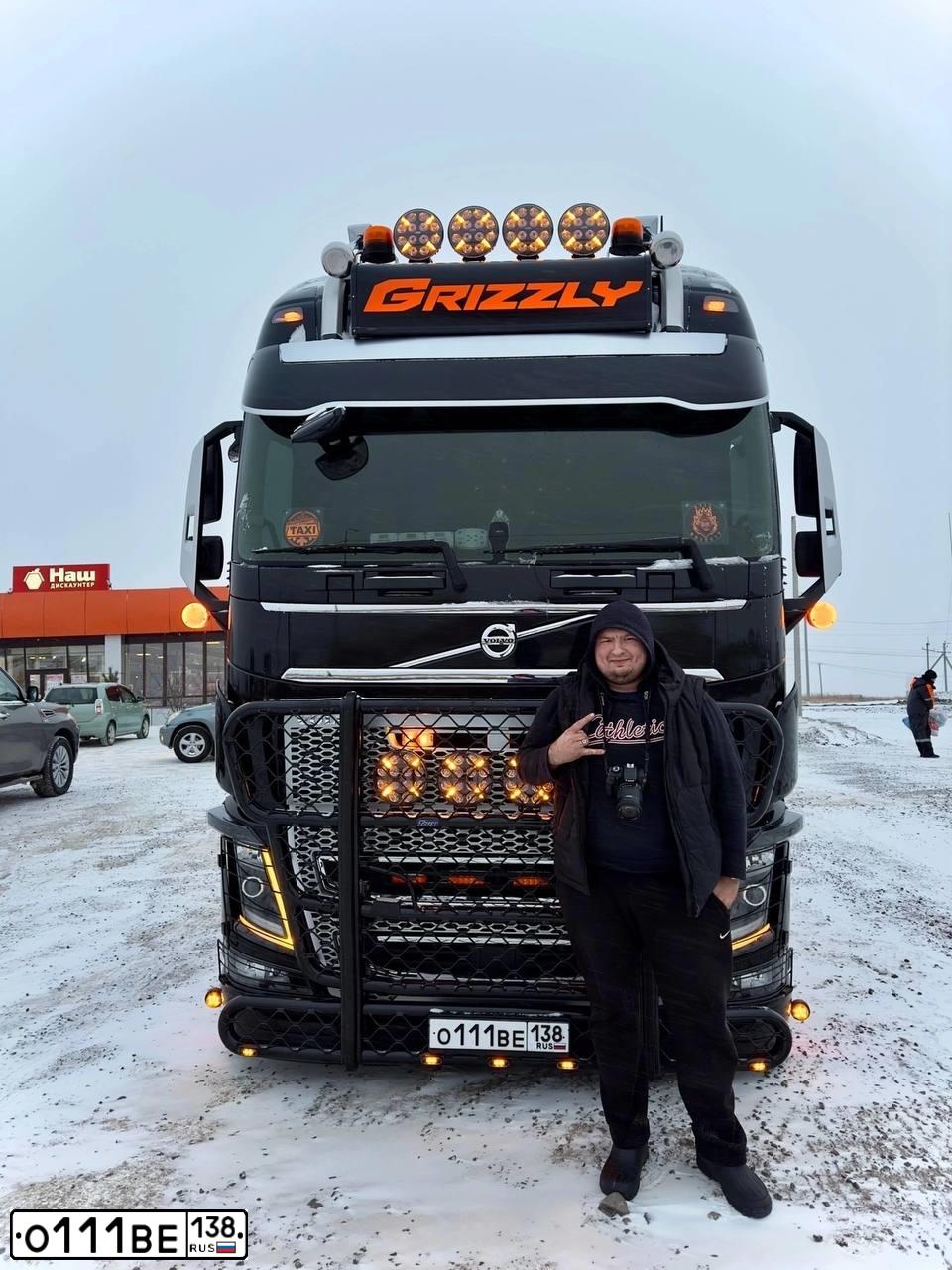 Фото автомобиля VOLVO SERIE FH /4X2/, 2018 — госномер О111ВЕ138. Цвет: ЧЕРНЫЙ