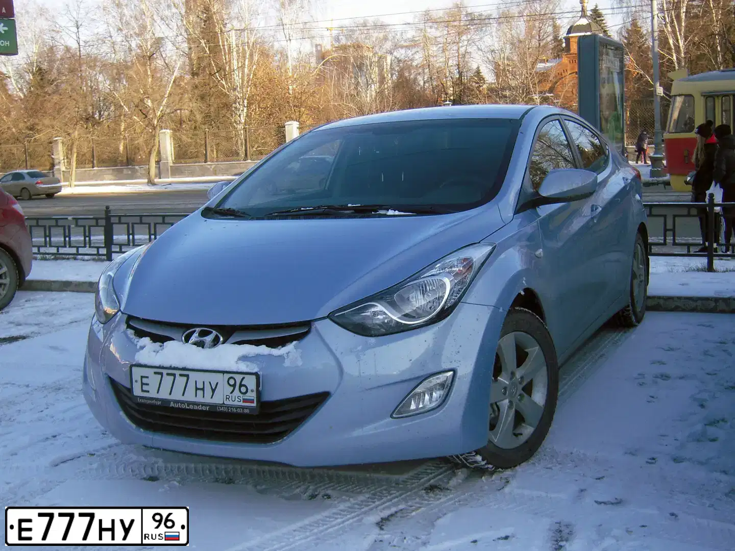 Фото автомобиля HYUNDAI ELANTRA, 2012 — госномер О277УУ196. Цвет: голубой