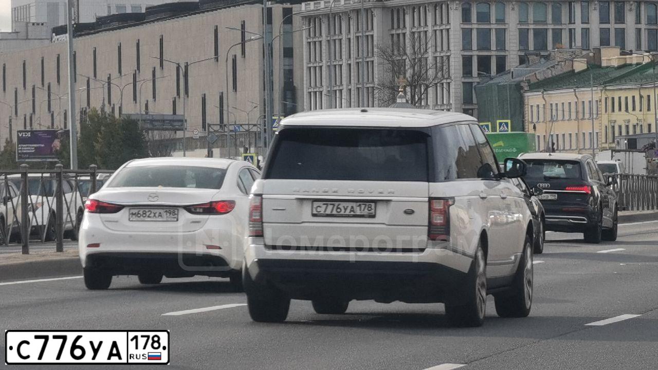 Фото автомобиля LAND ROVER RANGE ROVER, 2014 — госномер У008МО198. Цвет: ЯРКО-БЕЛЫЙ