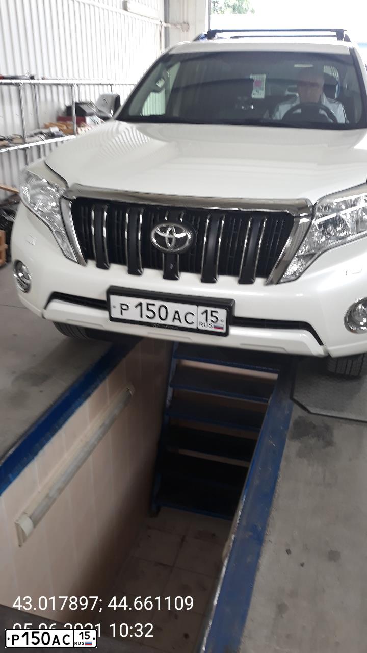 Фото автомобиля TOYOTA LANDCRUISER, 2014 — госномер Р150АС15. Цвет: БЕЛЫЙ ПЕРЛАМУТР