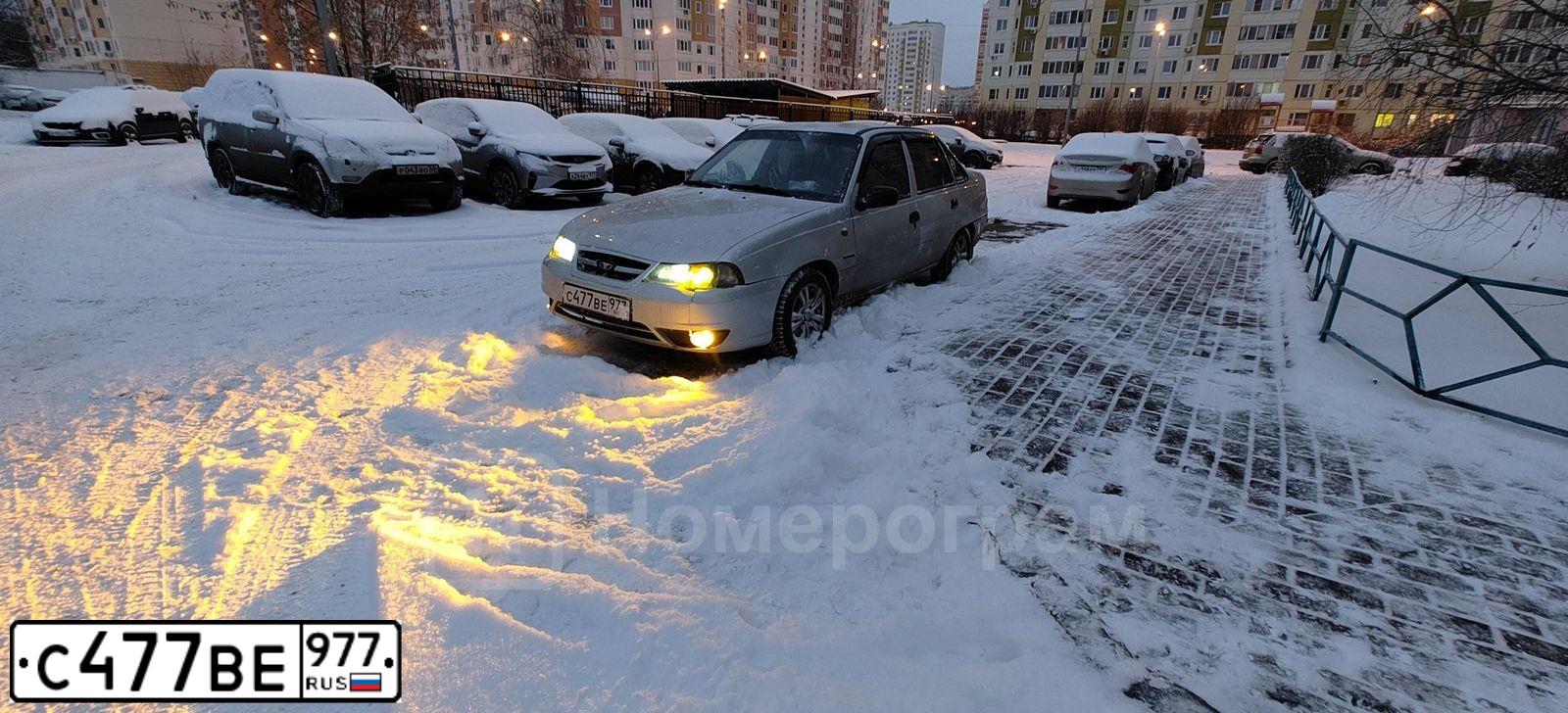 Фото автомобиля DAEWOO NEXIA, 2011 — госномер С477ВЕ977. Цвет: ПЕРЛАМУТРОВО-СЕРЕБР