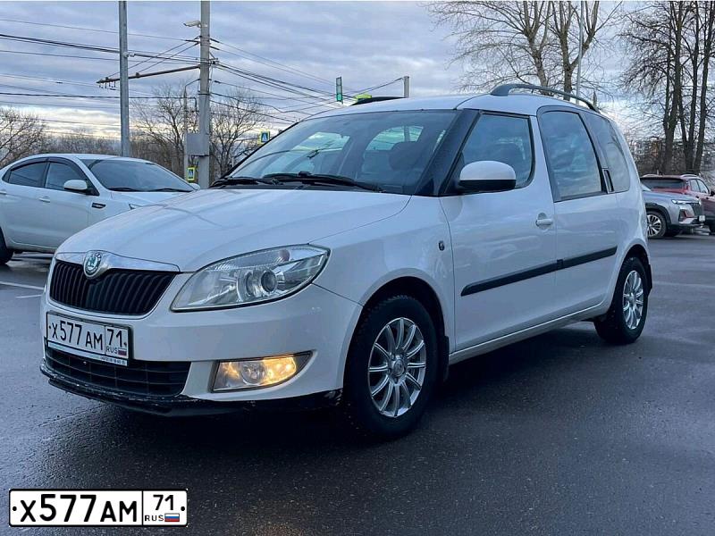 Фото автомобиля SKODA ROOMSTER, 2012 — госномер М514ВХ180. Цвет: Белый