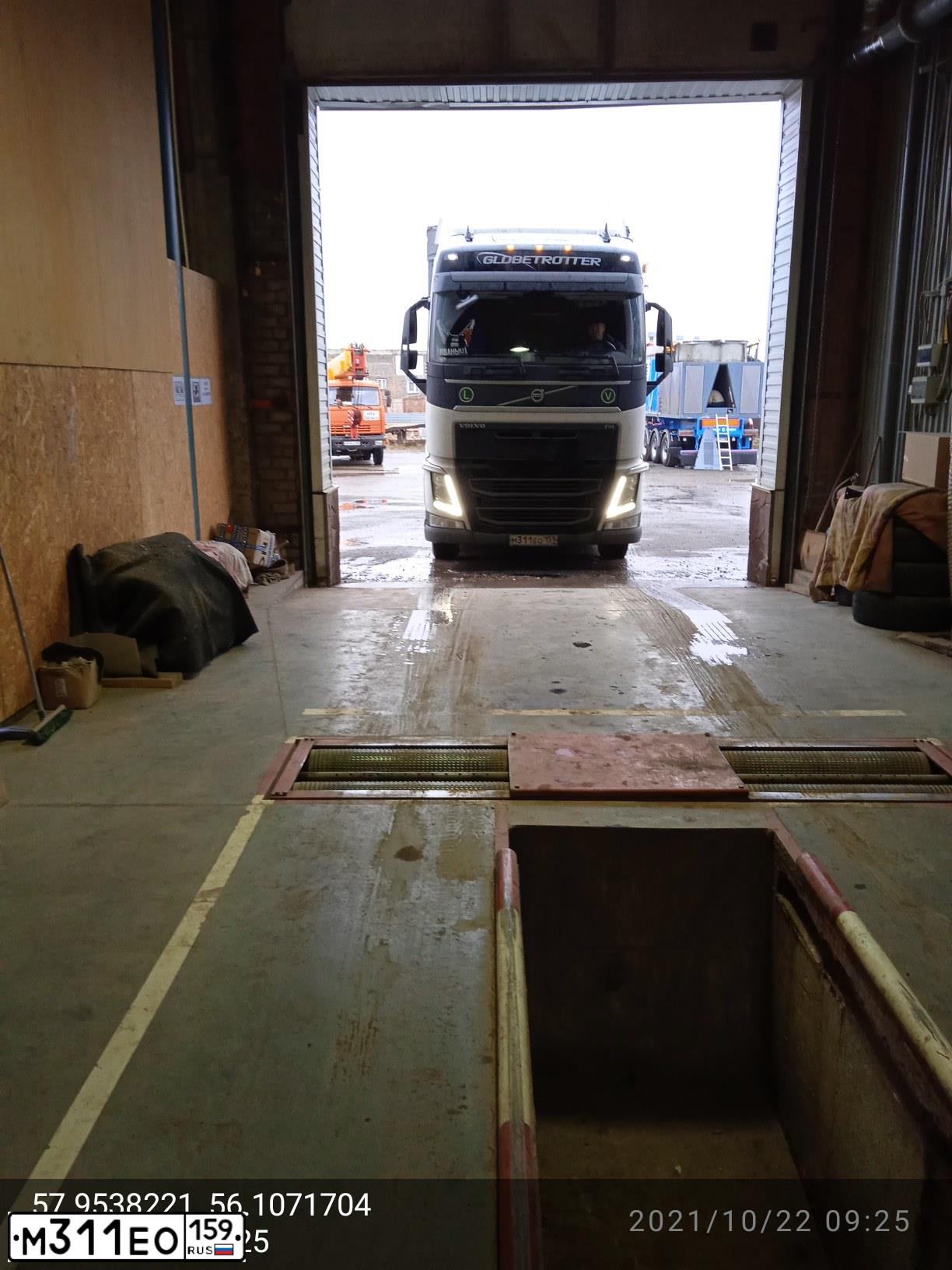 Фото автомобиля VOLVO SERIE FH /4X2/, 2014 — госномер А717МТ155. Цвет: Белый