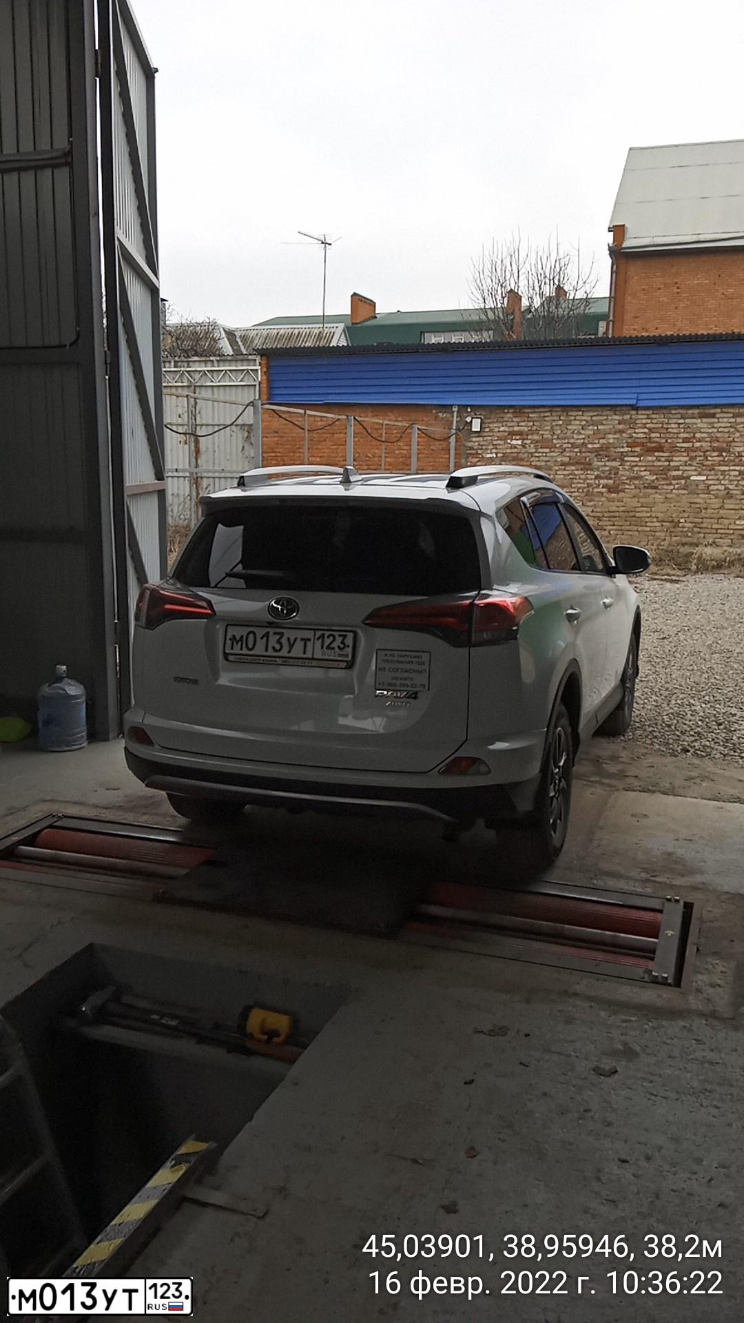 Фото автомобиля TOYOTA RAV4, 2018 — госномер М013УТ123. Цвет: БЕЛЫЙ ПЕРЛАМУТР