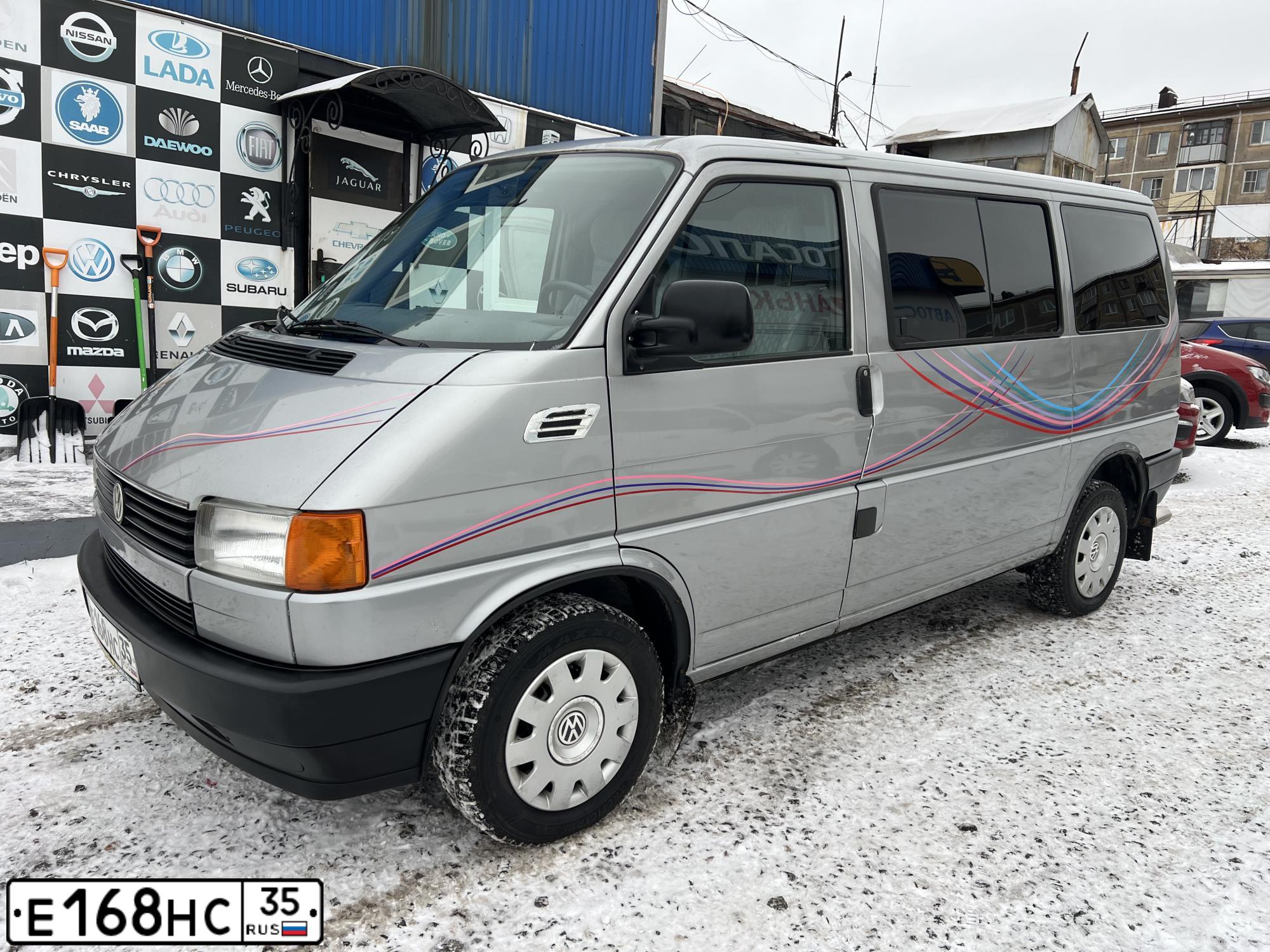 Фото автомобиля VOLKSWAGEN TRANSPORTER, 1992 — госномер Е168НС35. Цвет: СЕРЫЙ