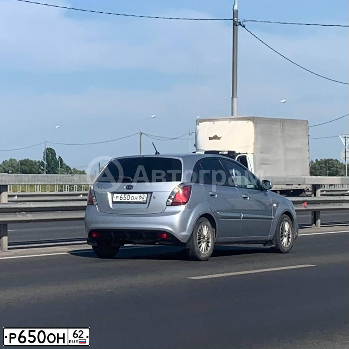 Фото автомобиля KIA RIO, 2010 — госномер Р650ОН62. Цвет: Серебристый