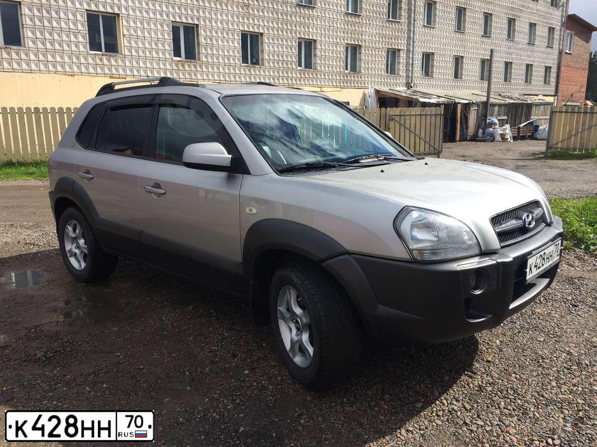 Фото автомобиля HYUNDAI TUCSON, 2005 — госномер Е257НР124. Цвет: СЕРЕБРИСТЫЙ
