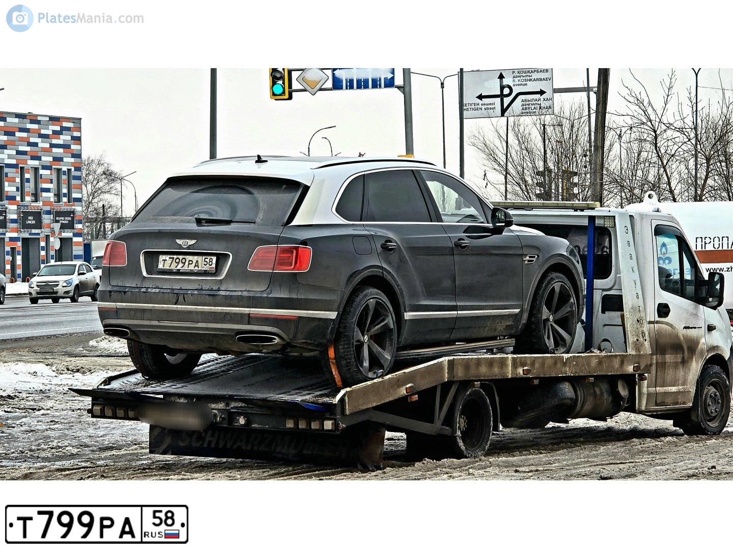 Фото автомобиля BENTLEY BENTAYGA, 2018 — госномер М040ММ799. Цвет: многоцветный (черный, белый)