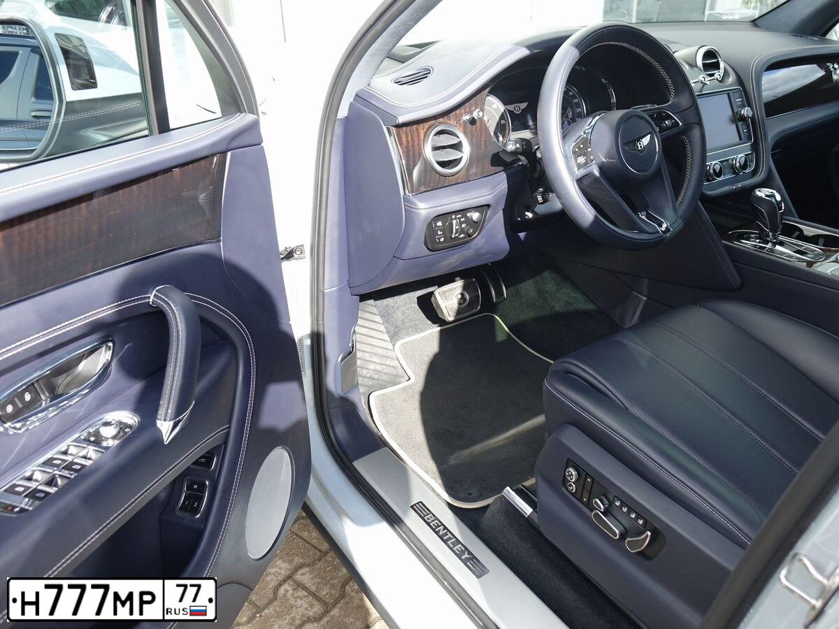 Фото автомобиля BENTLEY BENTAYGA, 2016 — госномер Т888КО790. Цвет: Коричневый