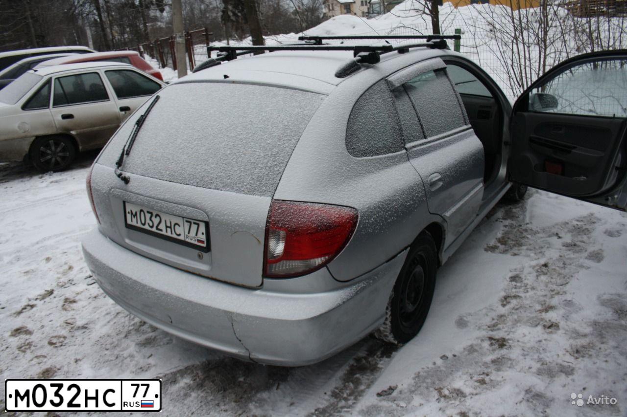 Фото автомобиля KIA RIO, 2005 — госномер М032НС77. Цвет: Серебристый