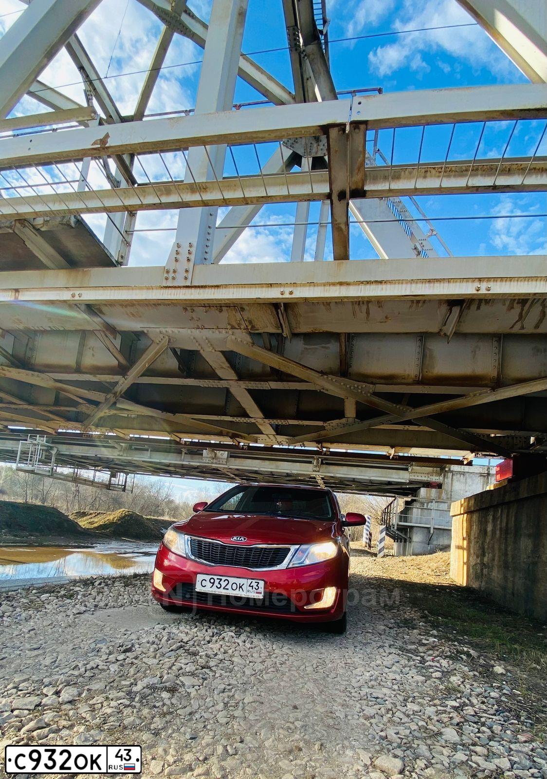 Фото автомобиля KIA RIO, 2013 — госномер Е645ЕА11. Цвет: Красный