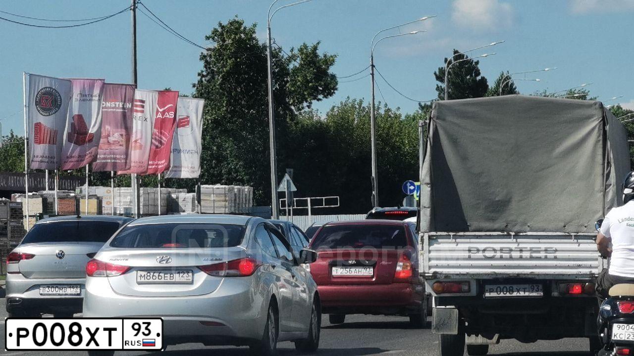 Фото автомобиля VOLKSWAGEN TOUAREG, 2006 — госномер В066АС185. Цвет: ЧЕРНЫЙ