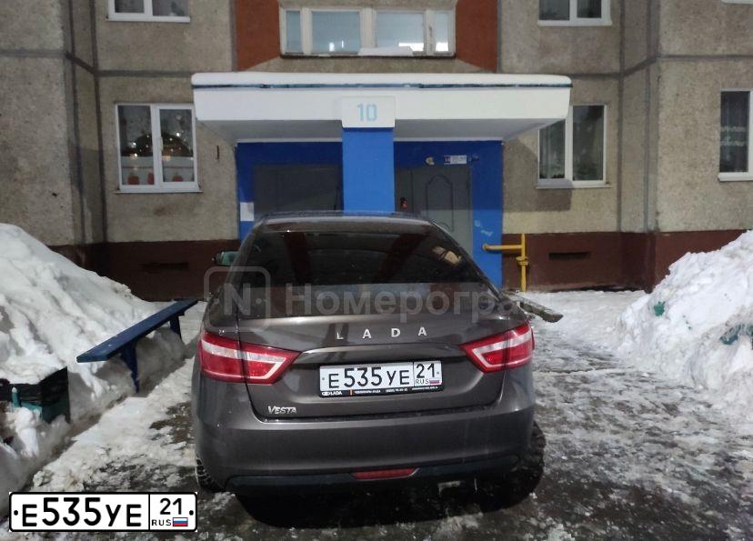 Фото автомобиля LADA VESTA, 2018 — госномер Е008УМ21. Цвет: Коричневый