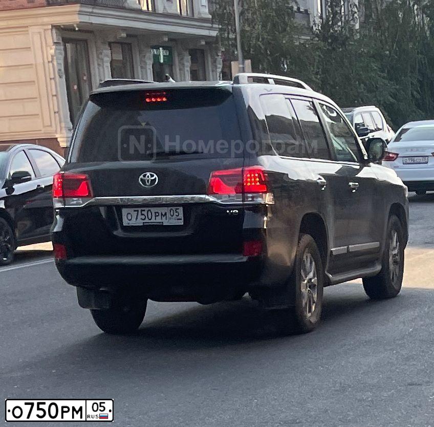 Фото автомобиля TOYOTA LANDCRUISER 200, 2016 — госномер О750РМ05. Цвет: ЧЕРНЫЙ