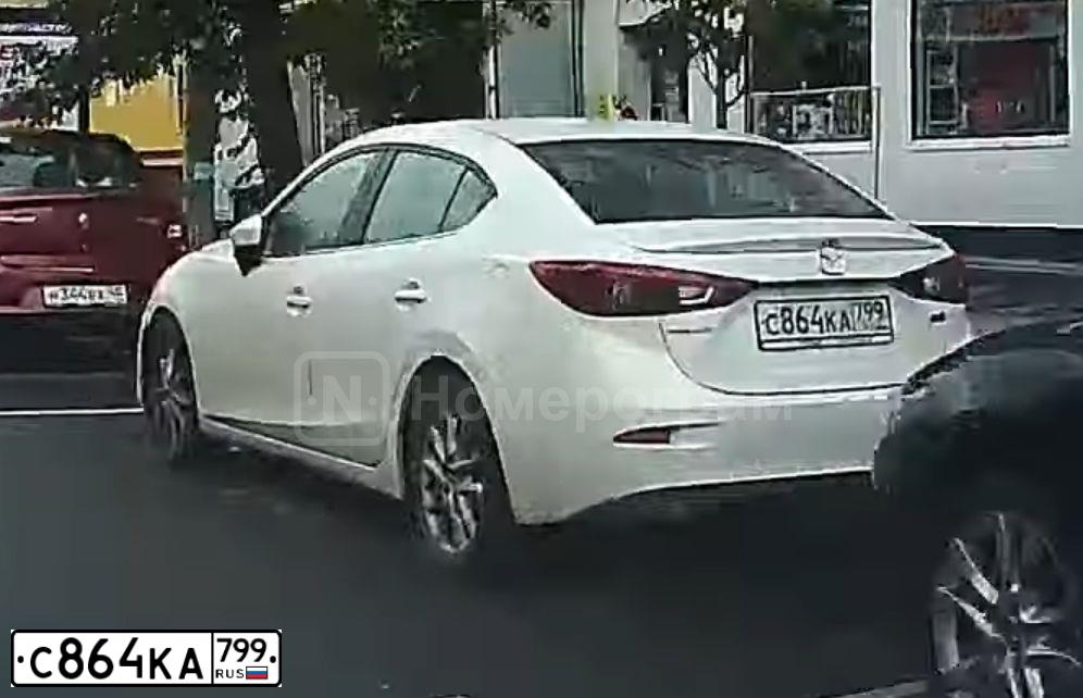 Фото автомобиля MAZDA 3, 2018 — госномер У049ТХ799. Цвет: Белый