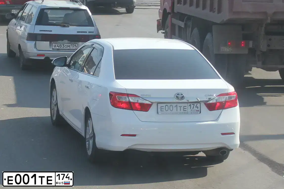 Фото автомобиля TOYOTA CAMRY, 2012 — госномер Е001ТЕ174. Цвет: БЕЛЫЙ
