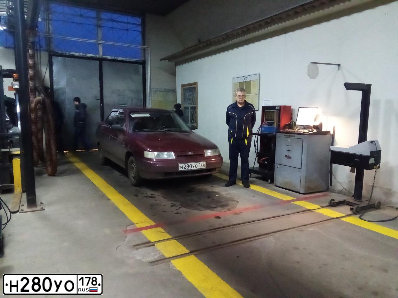 Фото автомобиля LADA 2110, 2005 — госномер Е241ВР147. Цвет: МАЛИНОВЫЙ