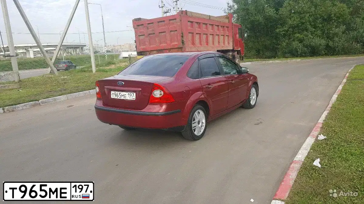 Фото автомобиля FORD FOCUS, 2007 — госномер В202ОЕ150. Цвет: ВИШНЕВЫЙ
