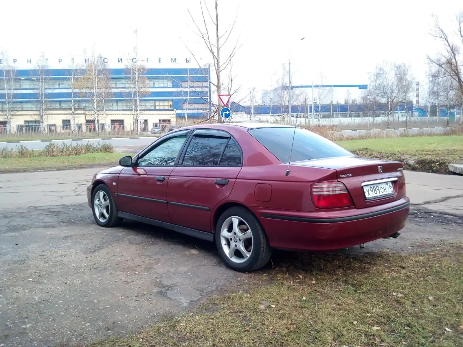 Фото автомобиля HONDA ACCORD, 1999 — госномер А723АМ250. Цвет: БОРДОВЫЙ