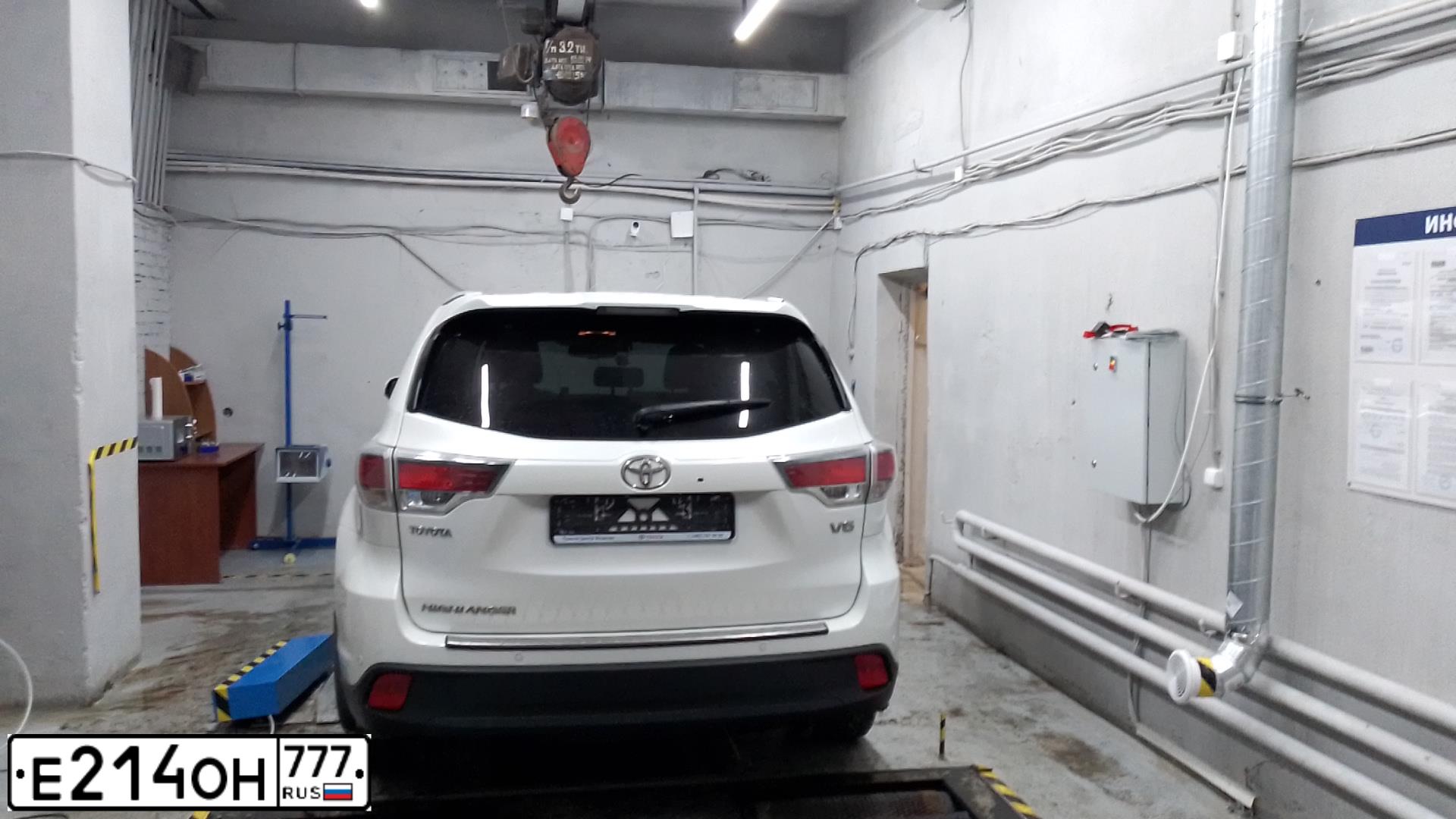 Фото автомобиля TOYOTA HIGHLANDER, 2015 — госномер Е979АА799. Цвет: Белый