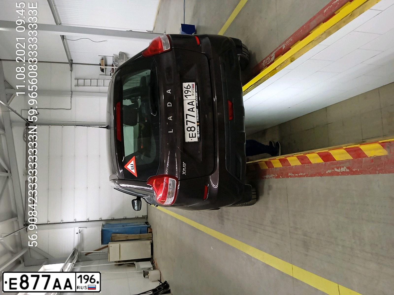 Фото автомобиля LADA XRAY, 2017 — госномер Е877АА196. Цвет: ТЕМНО-КОРИЧНЕВЫЙ