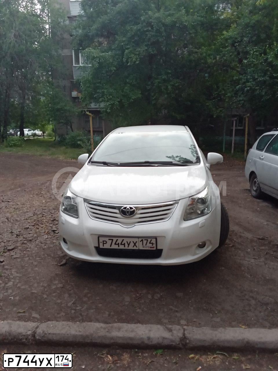 Фото автомобиля TOYOTA AVENSIS, 2010 — госномер Т882ВР774. Цвет: Белый