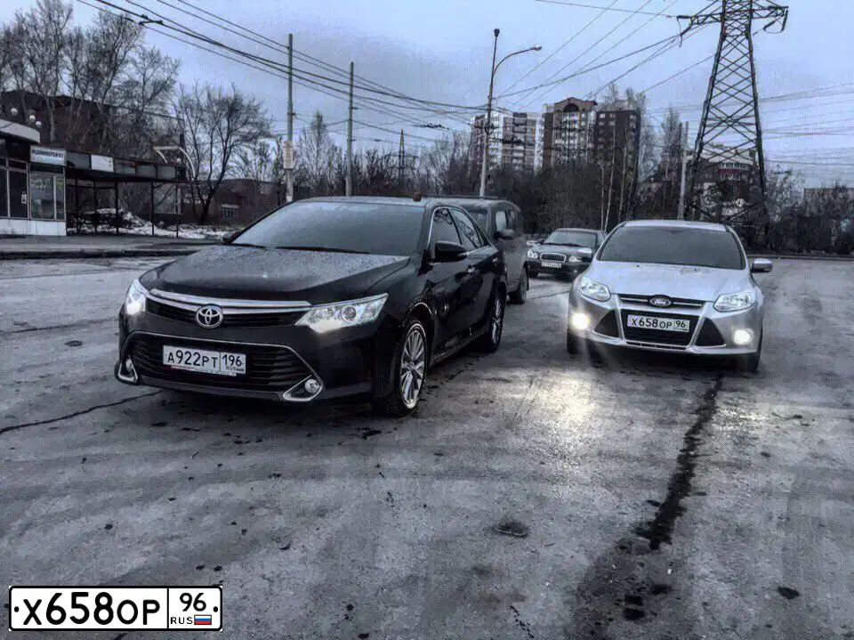 Фото автомобиля FORD FOCUS, 2013 — госномер Х658ОР96. Цвет: СВЕТЛО-СЕРЫЙ