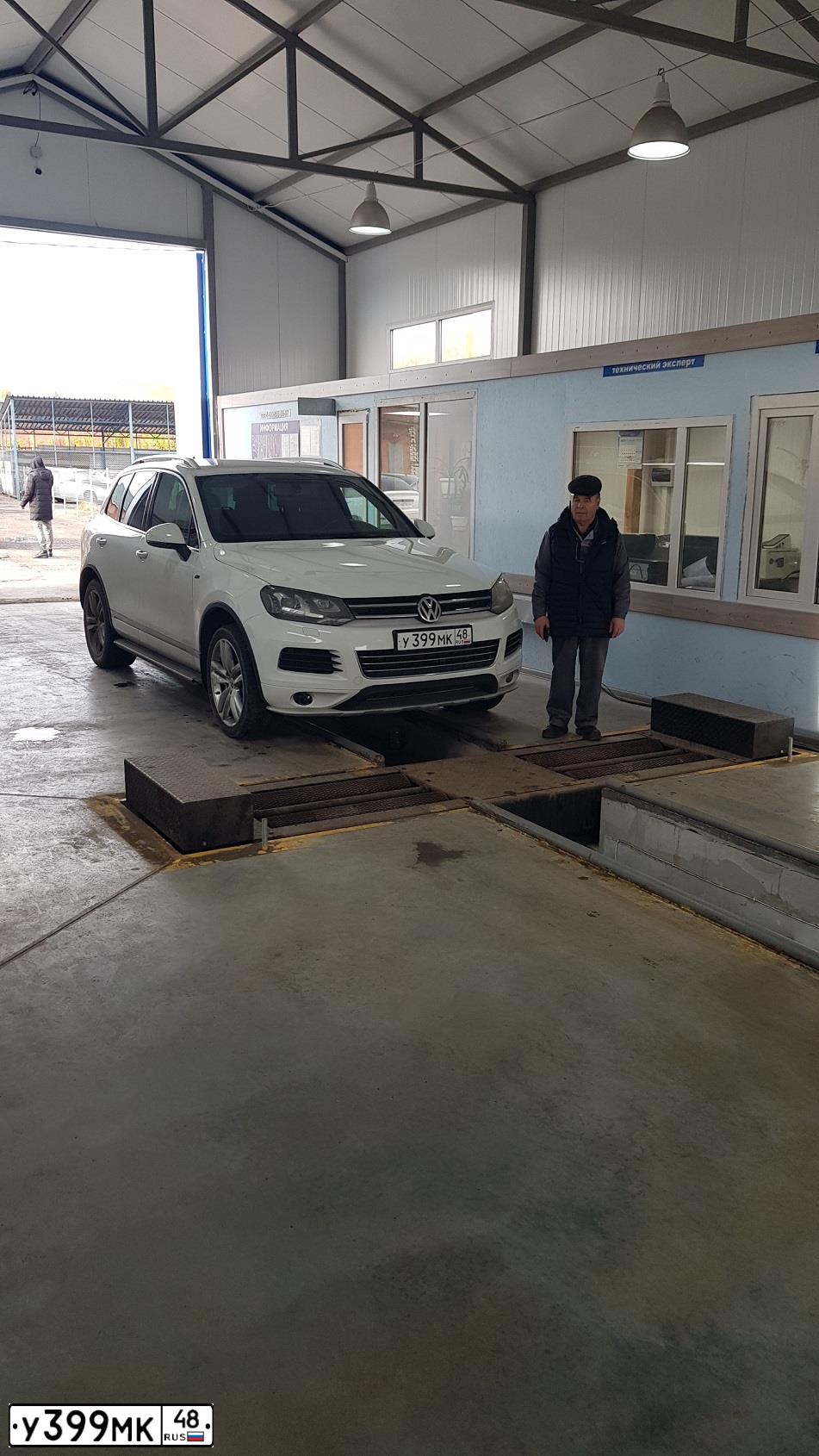 Фото автомобиля VOLKSWAGEN TOUAREG, 2012 — госномер Р545КВ48. Цвет: Белый