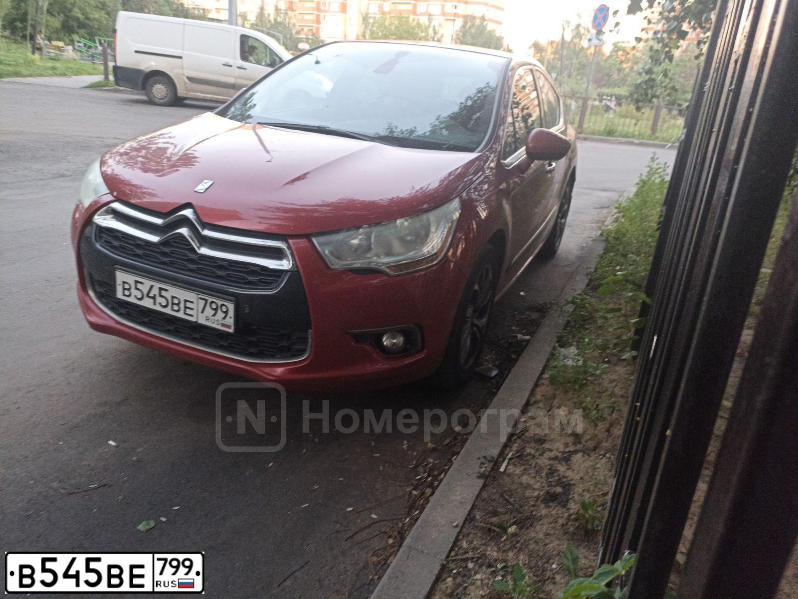 Фото автомобиля CITROEN DS4, 2012 — госномер В545ВЕ799. Цвет: Красный