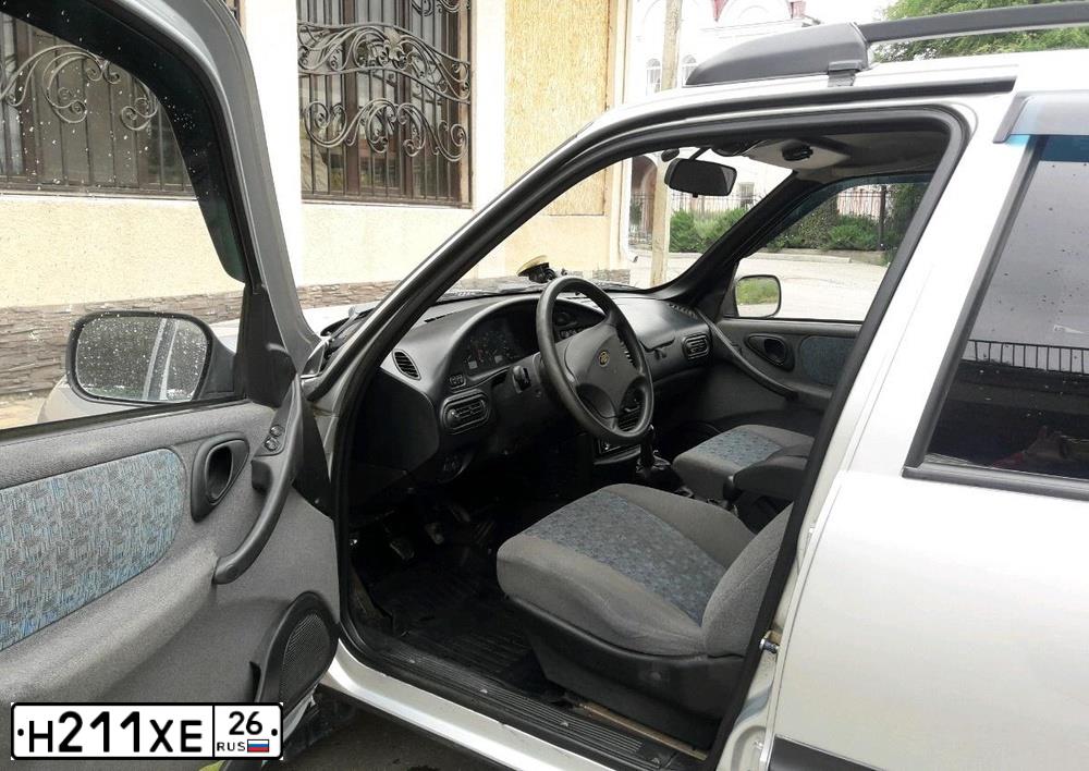 Фото автомобиля CHEVROLET NIVA, 2005 — госномер Н211ХЕ26. Цвет: СВЕТЛО-СЕРЕБРИСТЫЙ МЕТАЛЛ