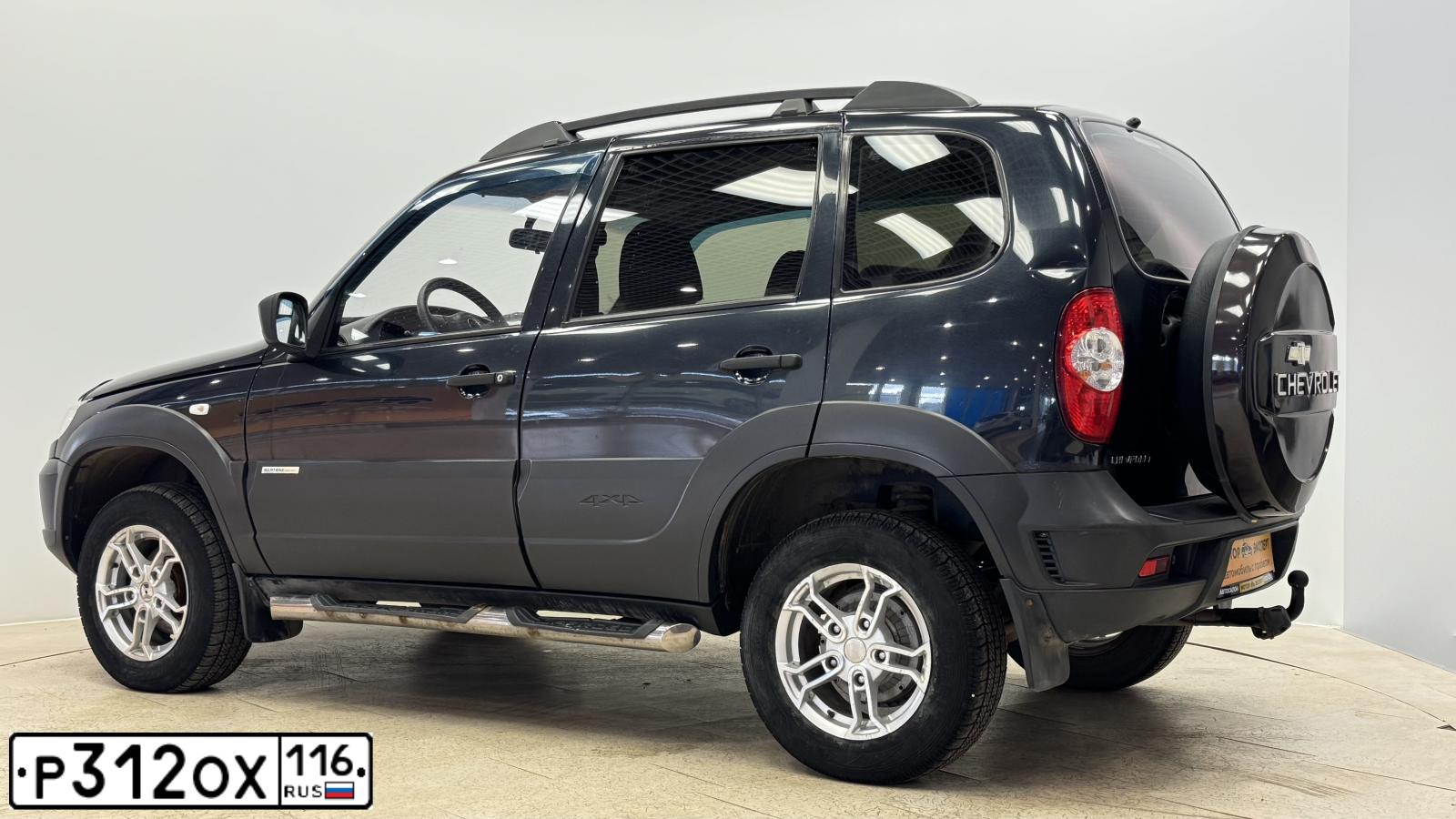 Фото автомобиля CHEVROLET T NIVA, 2012 — госномер Х392ТН43. Цвет: Черно-синий металлик