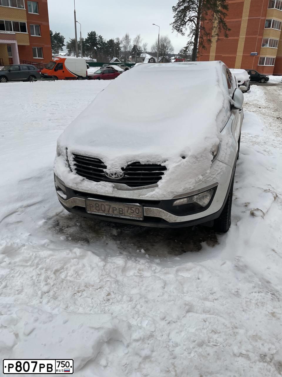 Фото автомобиля KIA SPORTAGE, 2012 — госномер Р807РВ750. Цвет: Белый