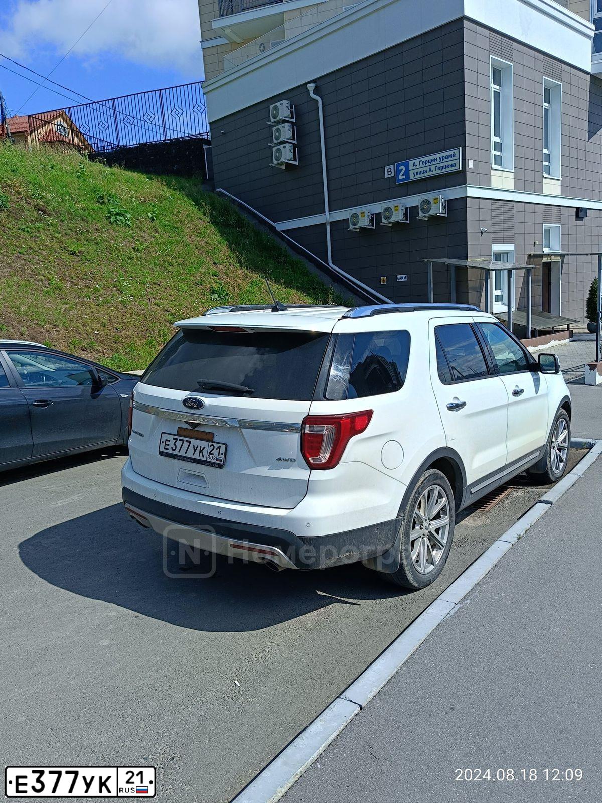 Фото автомобиля FORD EXPLORER, 2017 — госномер Е377УК21. Цвет: Белый