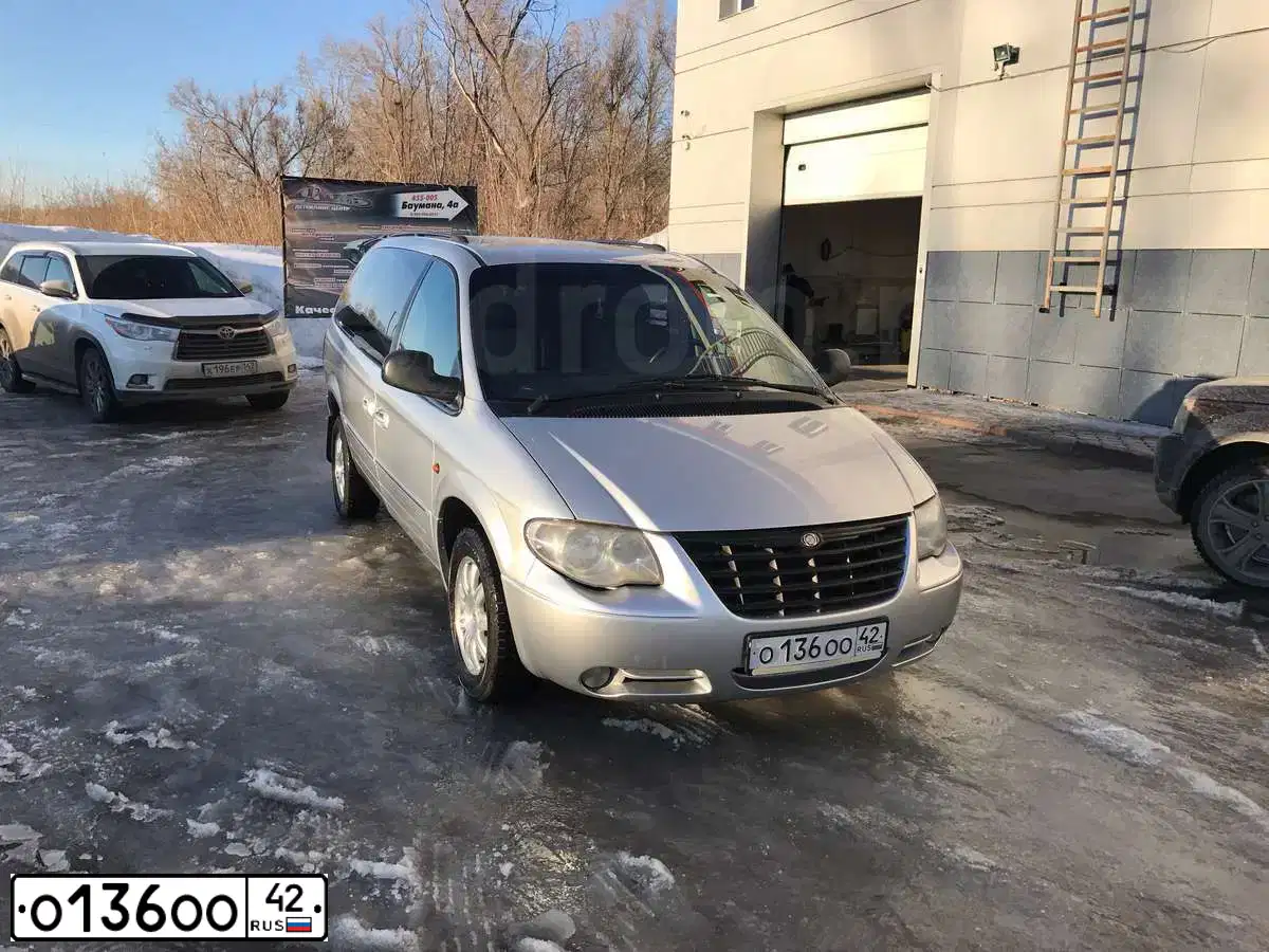 Фото автомобиля CHRYSLER GRAND VOYAGER, 2004 — госномер А050РУ716. Цвет: Серебристый
