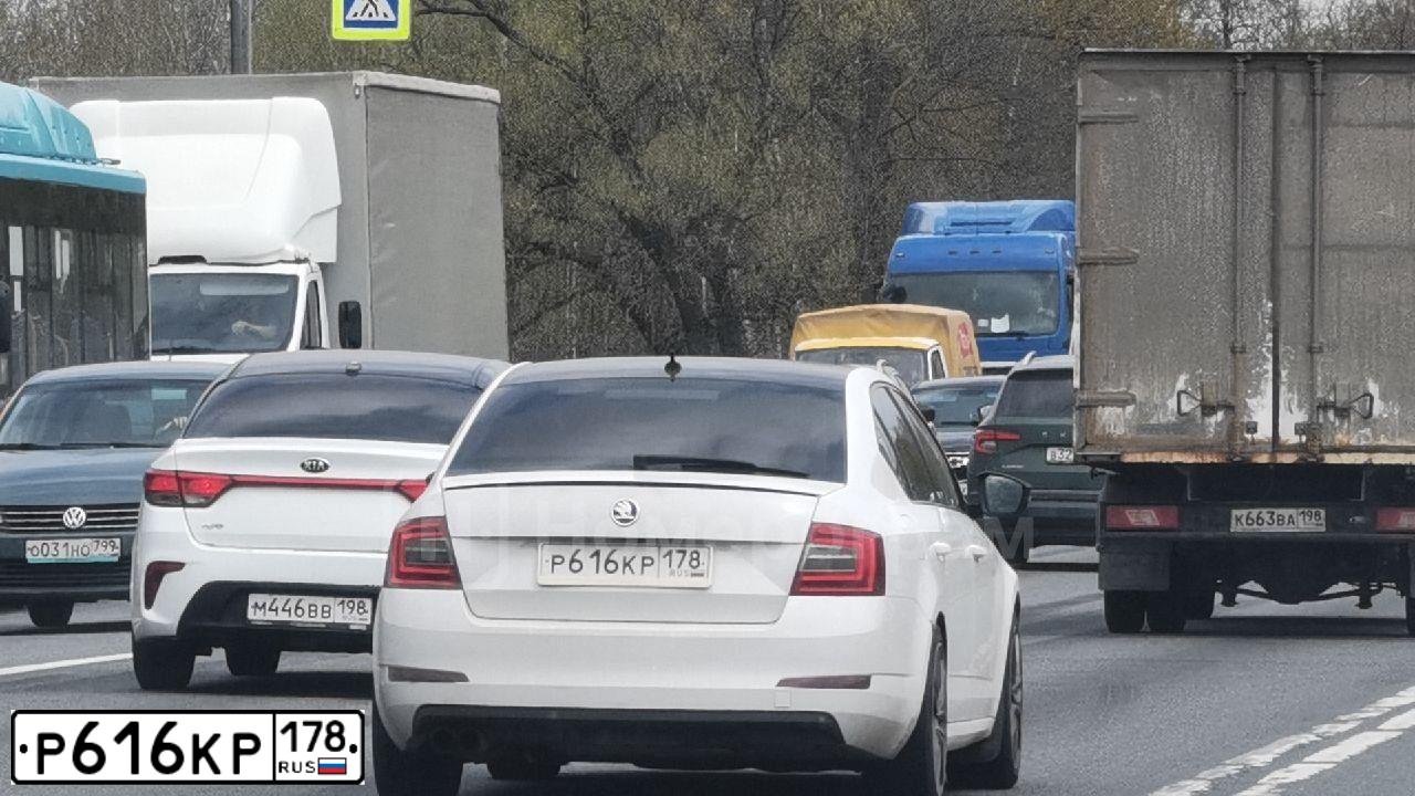 Фото автомобиля SKODA OCTAVIA, 2013 — госномер Р616КР178. Цвет: Белый