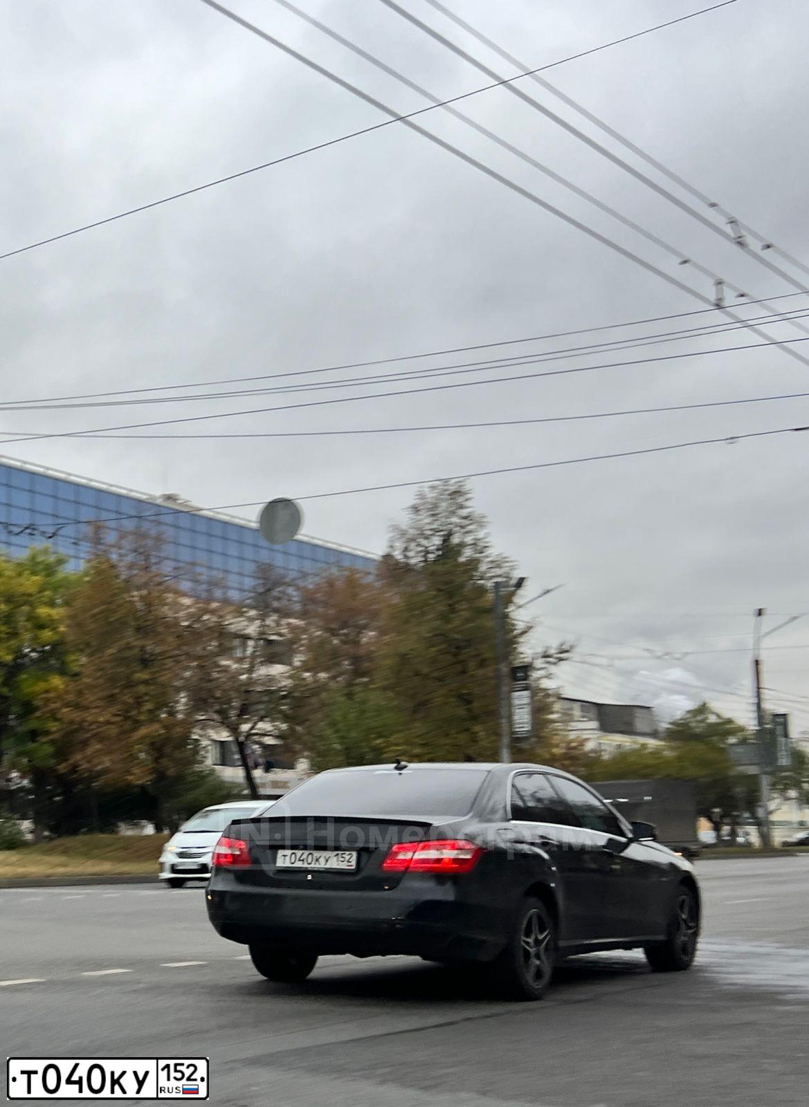 Фото автомобиля MERCEDES E-KLASSE, 2012 — госномер Т040КУ152. Цвет: ЧЕРНЫЙ