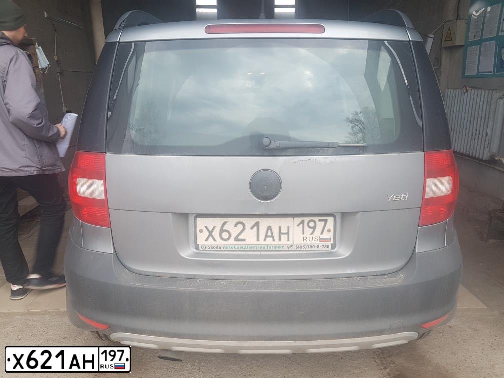 Фото автомобиля SKODA YETI, 2010 — госномер Х621АН197. Цвет: Серый