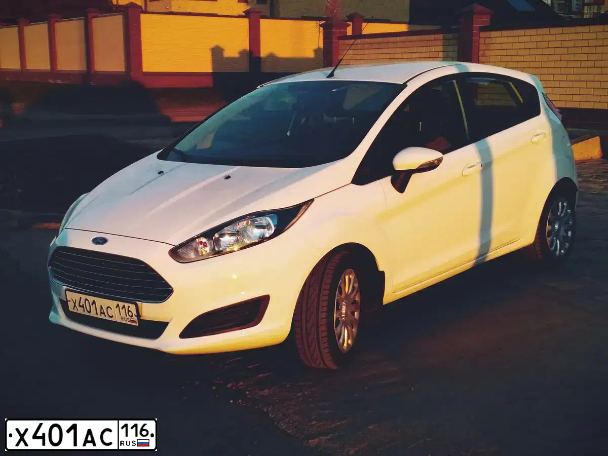 Фото автомобиля FORD FIESTA / ASPIRE, 2015 — госномер Х401АС116. Цвет: Белый