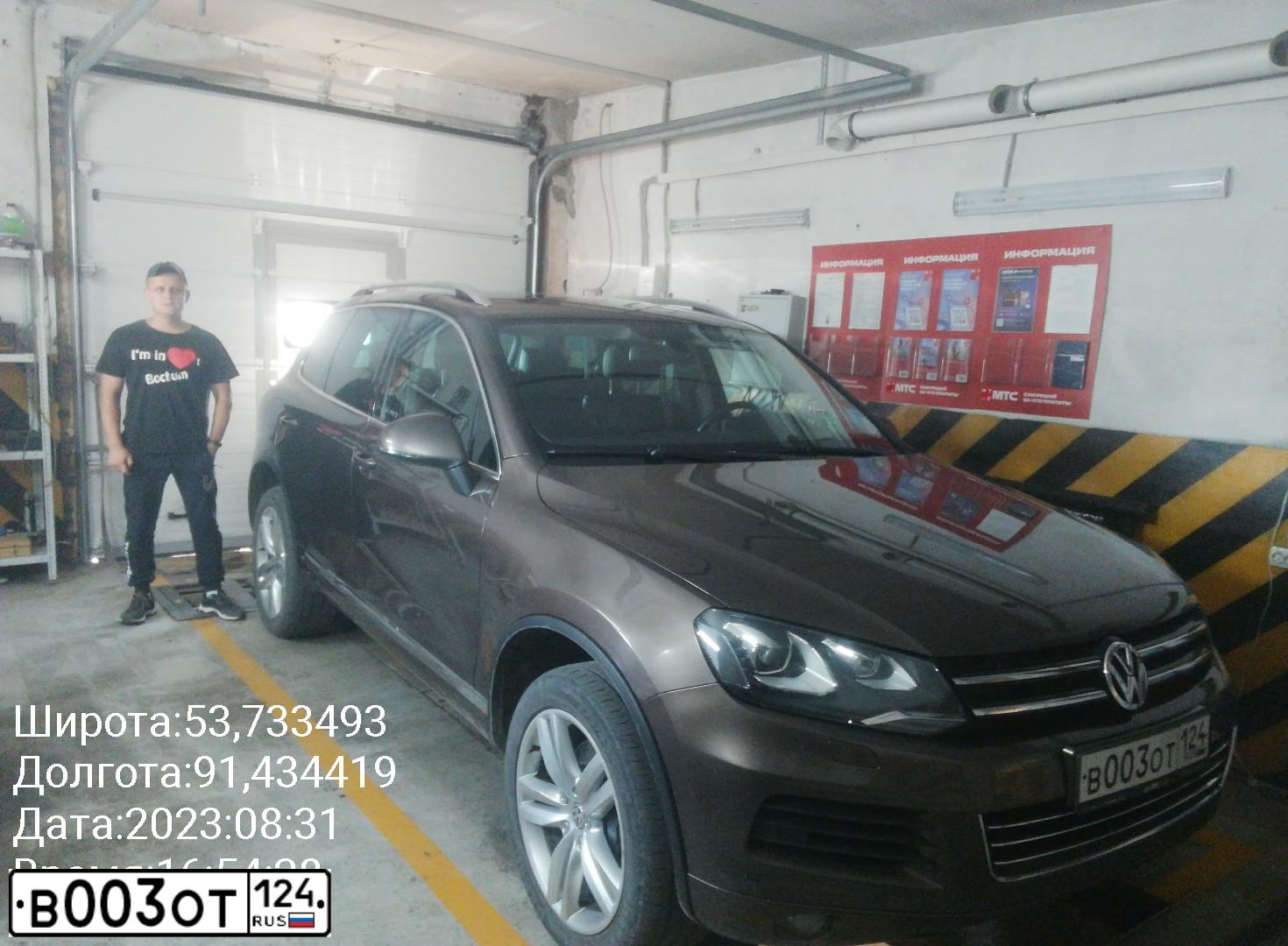 Фото автомобиля VOLKSWAGEN TOUAREG, 2013 — госномер В003ОТ124. Цвет: Коричневый