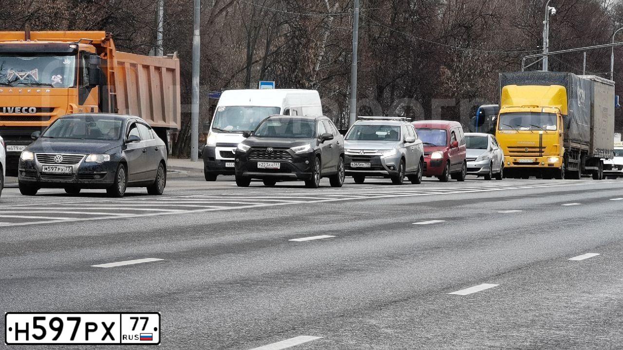Фото автомобиля VOLKSWAGEN PASSAT, 1991 — госномер Н597РХ77. Цвет: ТЕМНО-СИНИЙ